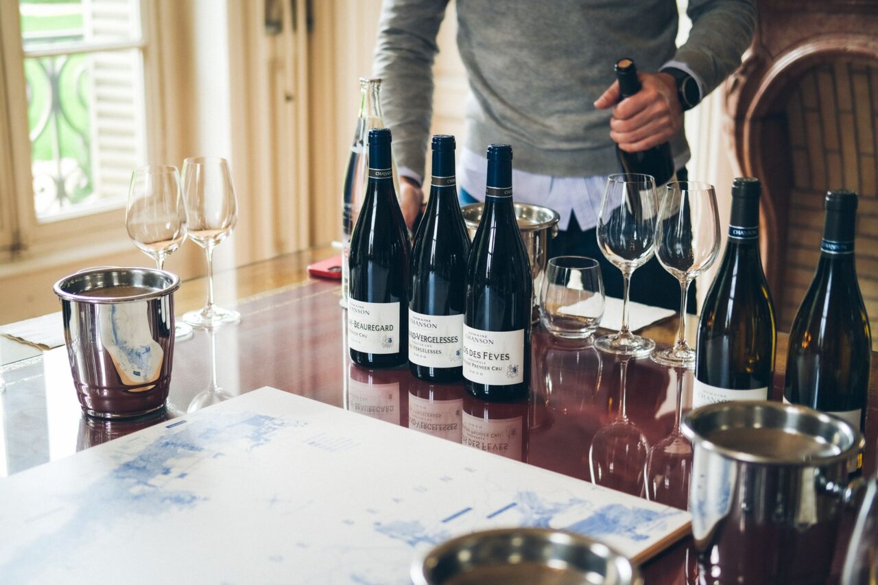 Offrir une expérience autour du vin : comment choisir entre cours d’œnologie et coffret cadeau ?
