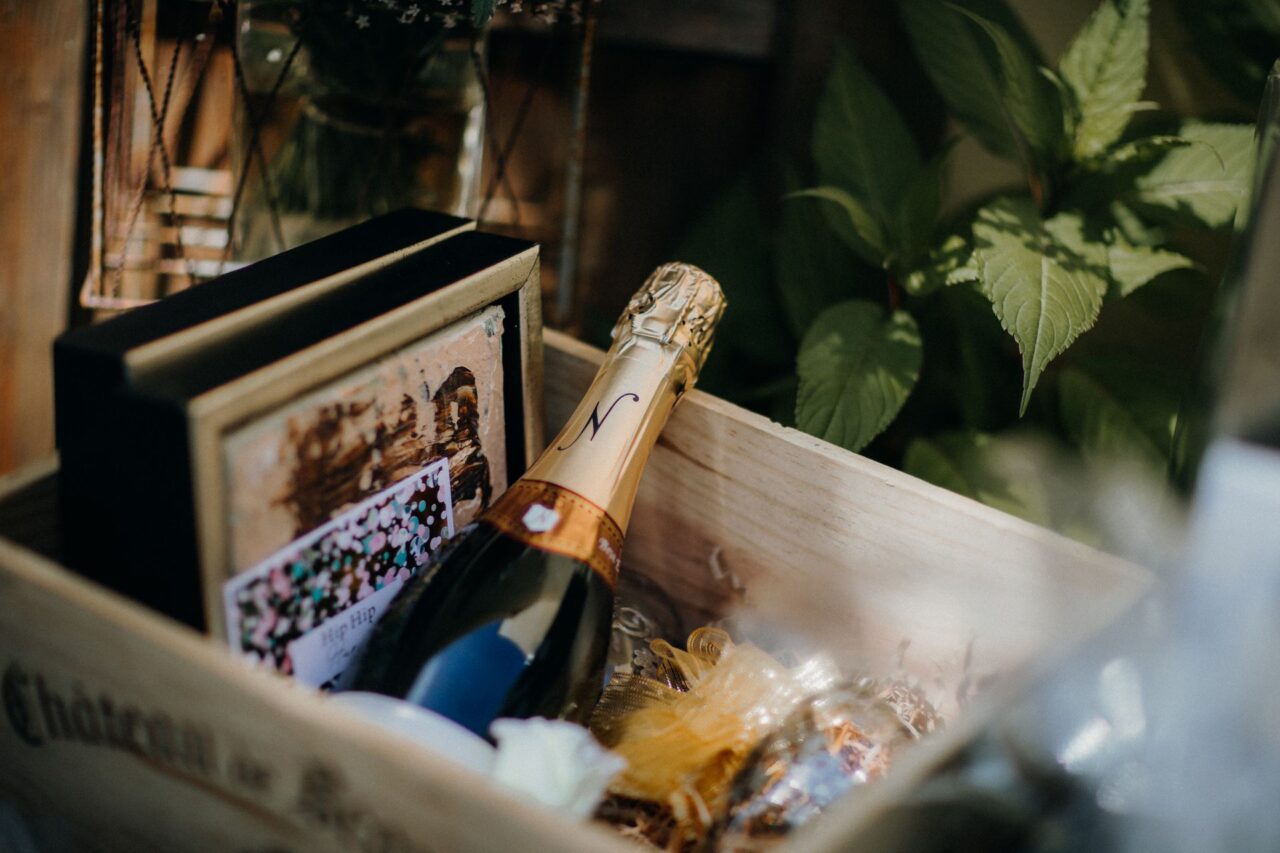 Bouteille de vin présentée dans un coffret cadeau