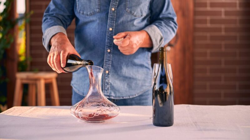 Aérateur vin ou carafe : que choisir pour un rouge tannique ouvert au dernier moment ?