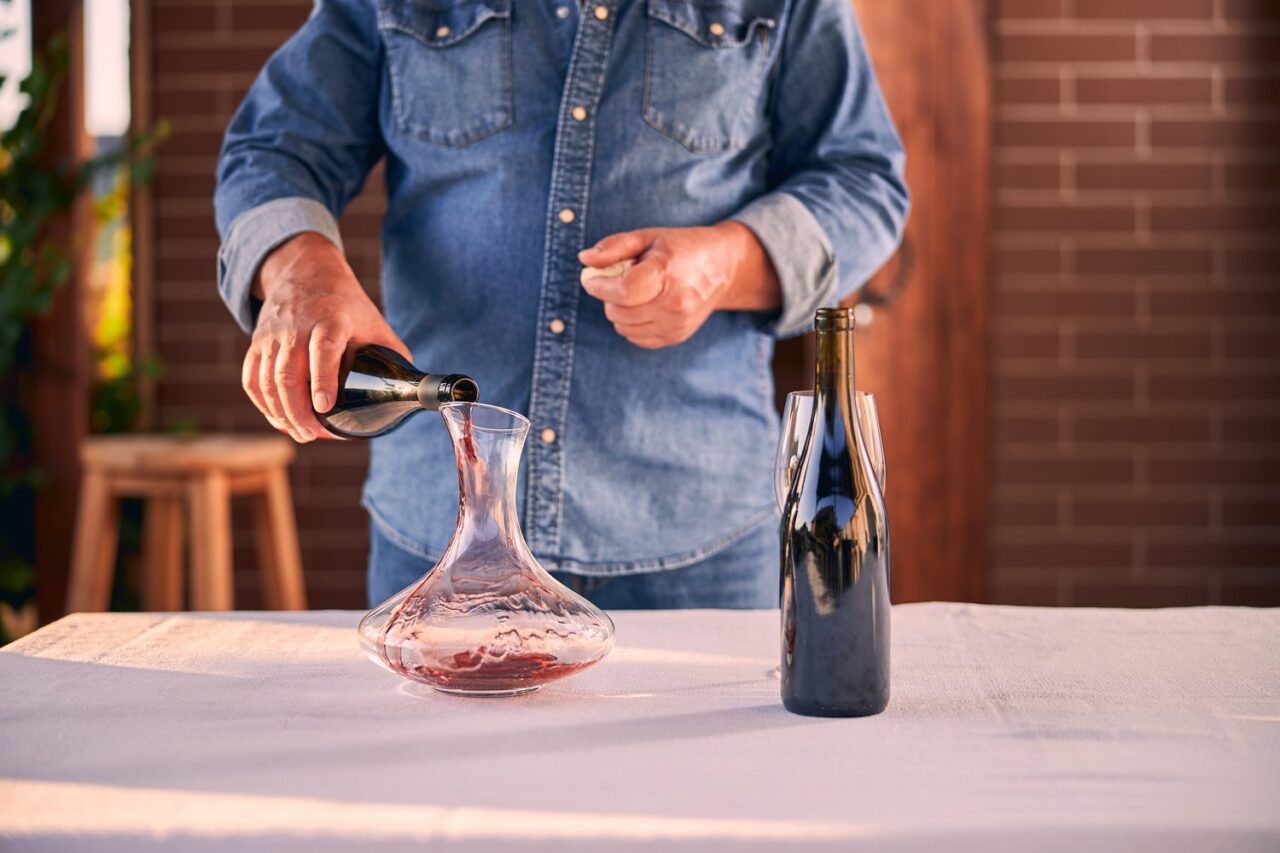 Aérateur vin ou carafe : que choisir pour un rouge tannique ouvert au dernier moment ?