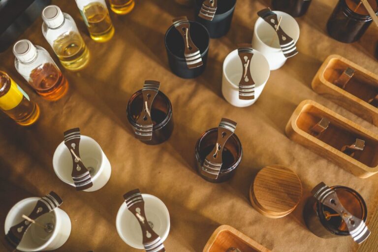 Coffret de dégustation composé de mini bouteilles de rhum et de verres de dégustation sur une table en bois.
