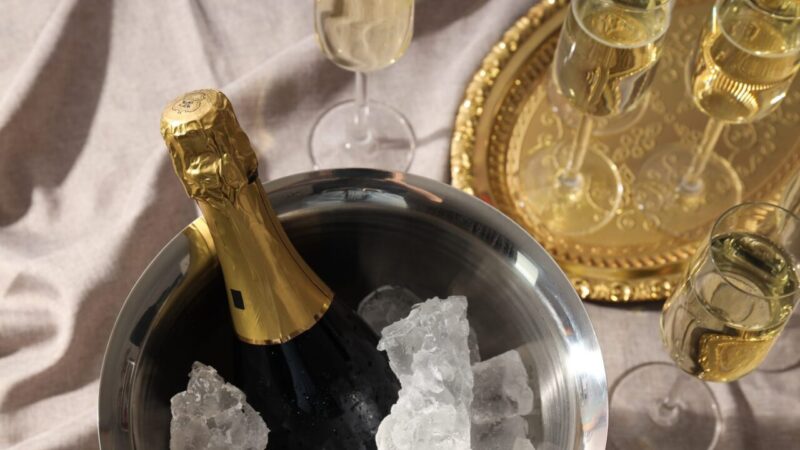 Garder le champagne frais à l’apéritif sans mouiller la nappe